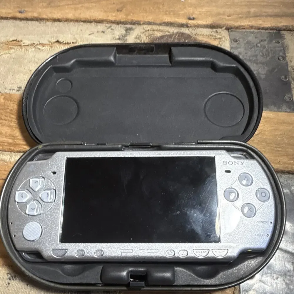 Sony PSP-2000 Silver Handheld System Console w/ Case Charger - WORKING